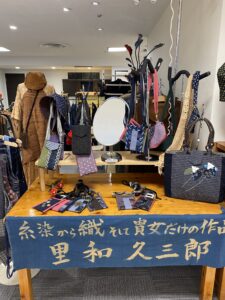 絣・柿渋染めの布で作ったスマホショルダー。色はピンク系、緑系、藍色系、グレー系、柿渋染めの茶色系がありパッチワークの商品が多いです。木の実や皮、コチニールというサボテンに着く虫などでそめた布を使っています。一つ一つの布がオリジナルで制作したものなので、二度と同じ作品は出来ない1点物ばかりです。