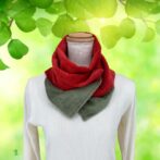 まるで真っ赤なバラの花に包まれているようなイメージです。スカーフだけどロールカラーのように襟が重なりその重なりが花びらに見えます。そして首から胸にかけて垂れ下がっている布はグリーンを使い、葉っぱをイメージしています。素材は綿100％のビロード調タオル地で触り心地がよく、暑すぎず寒すぎず、快適に一日中着装できます。一度折って首に巻き付けスナップ出留めるだけで、素敵な花を咲かせる事ができます。春色ローズ巻きスカーフは、期間限定で令和5年5月31日23時59分までの販売でございます。