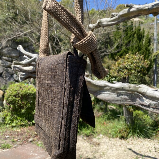 紐の長さは自分で結んで調整出来ます