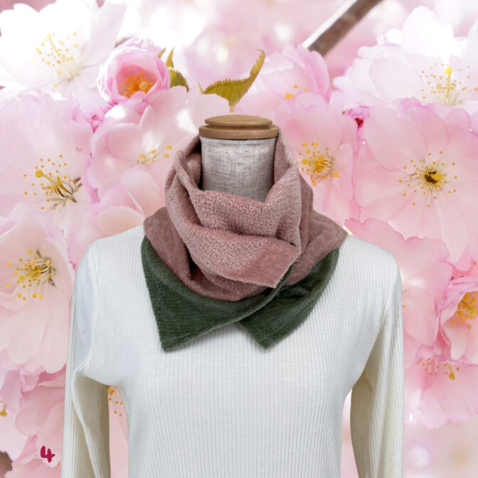 ピンクのバラの花をまとっているようなスカーフ