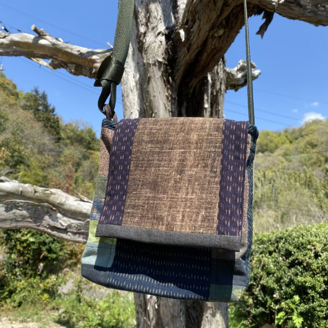 絣、柿渋染､抜染画ショルダーバッグです。抜染画は魚の絵で、印象に残りにくいように、後ろ側に配置しています。